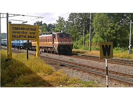 ഷൊര്‍ണൂരിനോട് ബൈ ബൈ പറഞ്ഞ് ദീര്‍ഘദൂര എക്‌സ്പ്രസ് ട്രെയിനുകള്‍: മലബാറിലെ യാത്രക്കാര്‍ക്ക് വേണ്ടി വള്ളത്തോള്‍ നഗര്‍ സ്റ്റേഷനെ ഷൊര്‍ണൂരിന്റെ ഉപഗ്രഹ സ്റ്റേഷനാക്കി ഉയര്‍ത്തുന്നു