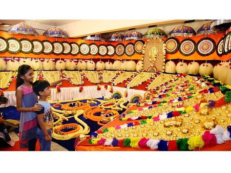 വര്‍ണപ്പെരുമയുടെ നിറ സൗന്ദര്യമായി ചമയപ്രദര്‍ശനം... പാറമേക്കാവും തിരുവമ്പാടിയും ഒപ്പത്തിനൊപ്പം!!