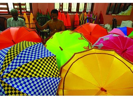 ആദ്യം ഓലക്കുട ചൂടി; പിന്നീടു വര്‍ണപ്പൂക്കുട... തൃശൂർ പൂരത്തിന്റെ വിസ്മയക്കാഴ്ച