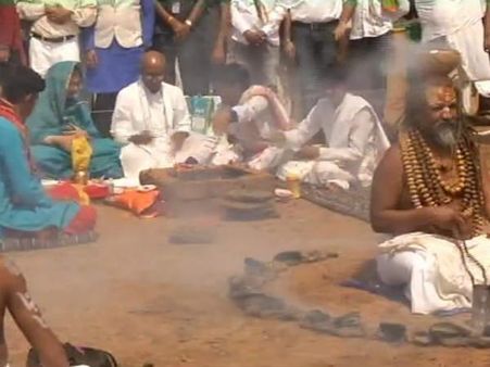 ദിഗ്‌വിജയ് സിങ് ജയിക്കാന്‍ യാഗം; നൂറോളം സന്യാസിമാര്‍ ഒത്തുചേര്‍ന്നു, നേതൃത്വം നല്‍കി മുന്‍ മന്ത്രി