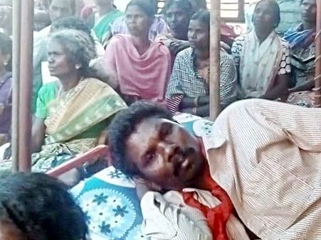 തൊവരിമല ഭൂസമരം; സമര നേതാവ് കുഞ്ഞിക്കണാരനെ ആശുപത്രിയിലേക്ക് മാറ്റി; കല്‍പ്പറ്റയിലെ സമരപ്പന്തലില്‍ പി വെളിയന്‍ നിരാഹാരം തുടങ്ങി