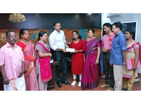 വിസ്മയ നീന്തിയെടുത്തത് മൂന്നു ജീവന്‍: പാരിതോഷികം കൈമാറി ജില്ലാ കളക്ടര്‍, ഉത്തം ജീവന്‍ രക്ഷാ പതക്കും!