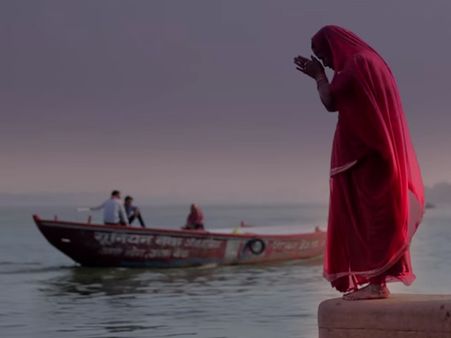 മാജിക് തന്ത്രം തെറ്റി: ചങ്ങലയിൽ ബന്ധിച്ച് ഗംഗയില്‍ മുങ്ങിയ ഇന്ത്യന്‍ മാന്ത്രികനെ കാണാതായി