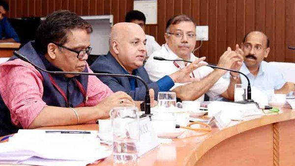 മാവോയിസറ്റുകളെ നേരിടാന്‍ പുത്തന്‍അടവ്, മാവോയിസ്റ്റ് ഭീഷണി നേരിടുന്ന ആദിവസി മേഖലകളില്‍ ഇനി വന്‍ വികസന പദ്ധതികള്‍ നടപ്പാക്കുമെന്ന് ചീഫ് സെക്രട്ടറി