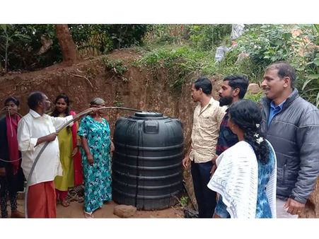നിര്‍ദ്ധന കുടുംബത്തിന് കുടിവെള്ളമെത്തിച്ച് കോളേജ് വിദ്യാര്‍ത്ഥികള്‍: ഇവരാണ് യഥാര്‍ത്ഥ താരങ്ങള്‍