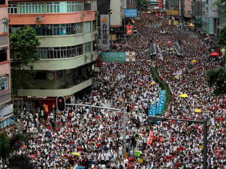 ചൈനയെ വിറപ്പിച്ച് പ്രതിഷേധം; 10 ലക്ഷം ജനങ്ങള്‍ തെരുവില്‍, ഹോങ്കോങില്‍ ചരിത്രപ്പിറവി