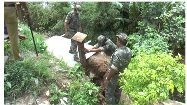 മൂന്നാറിലെ അനധികൃത നിര്‍മ്മാണം ദൗത്യ സംഘം പൊളിച്ചുനീക്കി, നിര്‍മ്മാണം രാത്രികാലങ്ങളില്‍...!!!