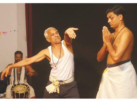 കഥകളിലയിലുണ്ട് കളരിസ്വാധീനം: കളരിയാശാന്‍ പിന്നെ കഥകളിയാശാനായി മാറി