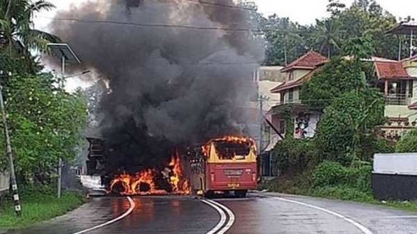 കൊല്ലത്ത് കെഎസ്ആര്‍ടിസി ബസ്സിന് തീപിടിച്ചു! പതിമൂന്ന് പേർക്ക് പരിക്ക്, ബസ് പൂർണമായും കത്തി നശിച്ചു!