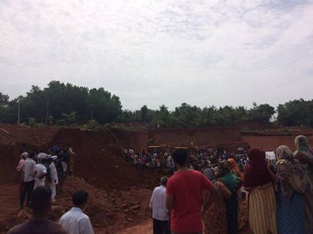 കോഴിക്കോട് ചെങ്കൽ ക്വാറിയിൽ മണ്ണിടിഞ്ഞ് രണ്ടുപേർ മരിച്ചു: അപകടം മുക്കത്തിനടുത്ത കിഴുപറമ്പിൽ!!