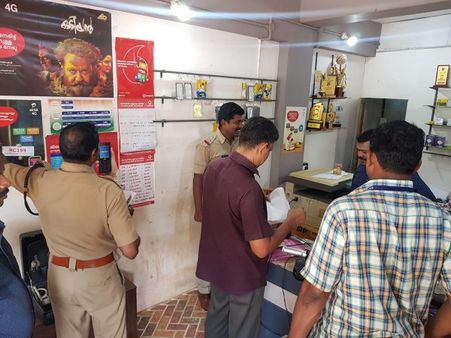 മലപ്പുറത്ത് മൊബൈല്‍ ഷോപ്പിന്റെ പൂട്ടുപൊളിച്ച് മോഷണം, മൊബൈല്‍ ഫോണുകളപം പണവും നഷ്ടമായി, മലപ്പുറത്ത് മോഷണം പതിവാകുന്നെന്ന് പരാതി!