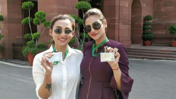 വിവാഹം കഴിഞ്ഞ് പറന്നെത്തി, നുസ്രത് ജഹാൻ എംപിയായി സത്യപ്രതിജ്ഞ ചെയ്തു, ഒപ്പം കൂട്ടുകാരിയും