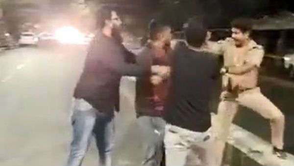 പൊതുസ്ഥലത്ത് മദ്യപാനം; തടഞ്ഞ പോലീസുകാരനെ തല്ലിച്ചതച്ചു, വീഡിയോ