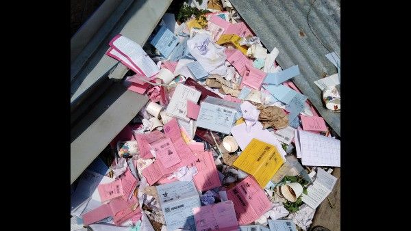 നൂറിലധികം റേഷന്‍കാര്‍ഡുകള്‍ ഉപേക്ഷിച്ച നിലയില്‍; അലക്ഷ്യമായിട്ടിരിക്കുന്നത് മാനന്തവാടി താലൂക്ക് സപ്ലൈ ഓഫീസ് കെട്ടിടത്തിന് പിന്നില്‍, ദുരുപയോഗം ചെയ്യാന്‍ സാധ്യത