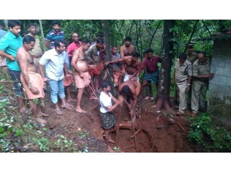 നാട്ടുകാര്‍ ഒടുവില്‍ സഹകരിച്ചു കൂടെ നിന്നു: കിണറ്റില്‍ വീണ കാട്ടാനയെ വനംവകുപ്പ് സാഹസികമായി രക്ഷിച്ചു