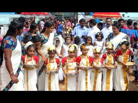 അക്ഷര മുറ്റതത്തേക്ക് കുരുന്നുകൾ.....വര്‍ണത്തൊപ്പിയും ബലൂണുകളും നല്‍കി സ്വീകരിക്കാന്‍ അധ്യാപകര്‍, വാദ്യഘോഷങ്ങളോടെ സ്വീകരണം, ഇനി അറിവിന്റെ ദിനങ്ങള്‍...