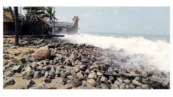 ശാന്തമാകാതെ ചാവക്കാട് കടൽ; ശക്തമായി തിരയടിക്കുന്നു, പ്രതിരോധ നടപടികൾക്ക് 3 കോടി