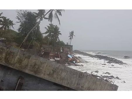 കടലാക്രമണം തുടരുന്നു: ആലപ്പുഴയിൽ മഴയിലും കാറ്റിലും വ്യാപക നഷ്ട്ടം, വെള്ളിയാഴ്ച തകർന്നത് 10 വീടുകൾ!!