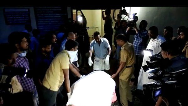 സൗമ്യയുടെ മ്യതദേഹം വ്യാഴാഴ്ച്ച പകൽ 11ന് വീട്ടുവളപ്പിൽ സംസ്കരിക്കും; വിലാപയാത്രയായി വള്ളിക്കുന്നം പോലീസ് സ്റ്റേഷനിലെത്തിച്ച് പൊതുദർശനത്തിന് വയ്ക്കും