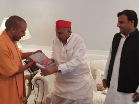 ഉത്തര്‍ പ്രദേശില്‍ അപൂര്‍വ കൂടിക്കാഴ്ച; മുഖ്യമന്ത്രി യോഗി മുലായത്തെ കണ്ടു, സ്വീകരിക്കാന്‍ അഖിലേഷും