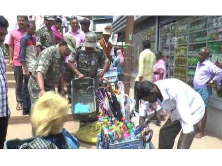 മൂന്നാറില്‍ വഴിയോര കച്ചവടക്കാര്‍ക്ക് കടിഞ്ഞാണ്‍; പാതയോരം കൈയ്യേറി കച്ചവടം നടത്തിവരെ ഒഴിപ്പിച്ചു!!