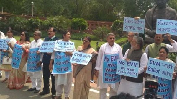 'ഇവിഎം വേണ്ട, പേപ്പര്‍ ബാലറ്റ് മതി'; പാര്‍ലമെന്‍റിന് മുന്നില്‍ പ്രതിഷേധവുമായി തൃണമൂല്‍ കോണ്‍ഗ്രസ്