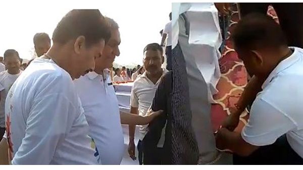 സർക്കാർ ഉദ്യോഗസ്ഥനെക്കൊണ്ട് ഷൂ ഇടീപ്പിച്ച് ബിജെപി മന്ത്രി, രാമായണത്തെ കൂട്ടുപിടിച്ച് ന്യായീകരണം