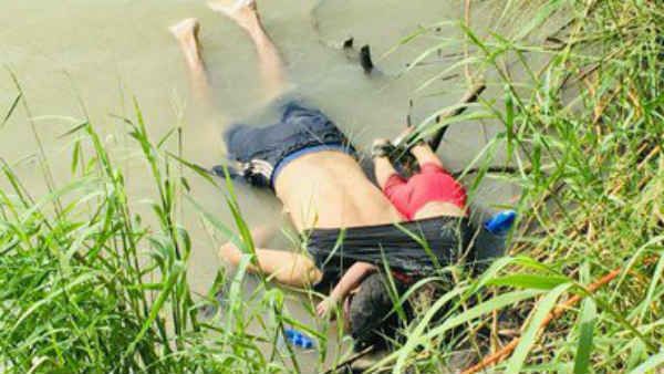 മെക്‌സിക്കന്‍ കുടിയേറ്റത്തിന്റെ ദയനീയ ദൃശ്യം; ശ്വാസം നിലച്ച അച്ഛനും മകളും!! കണ്ണുനനയിക്കും