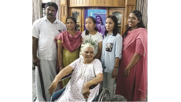 ആദിത്തിന്റെ തുടിക്കുന്ന ഹൃദയവുമായി നാലു വര്‍ഷങ്ങള്‍ക്കുശേഷം കസാക്കിസ്ഥാന്‍കാരി ദില്‍നാസ് എത്തി; ഹൃദയം നുറുങ്ങുന്ന വേദനയിലും ചെറുപുഞ്ചിരിയോടെ ആദിത്തിന്റെ മാതാപിതാക്കളും സഹോദരിയും സ്വീകരിച്ചു!