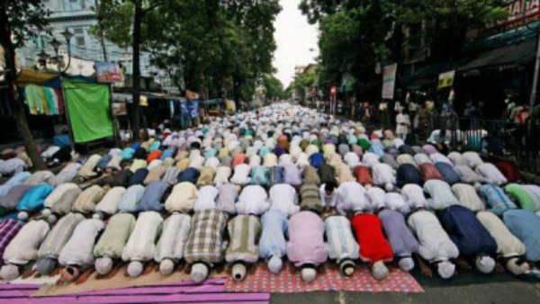 ആര്‍ക്കും വിഷമമുണ്ടാക്കി നിസ്‌കരിക്കരുത്; റോഡിലെ നിസ്‌കാരത്തെ കുറിച്ച് മുസ്ലിം വ്യക്തി നിയമ ബോര്‍ഡ്