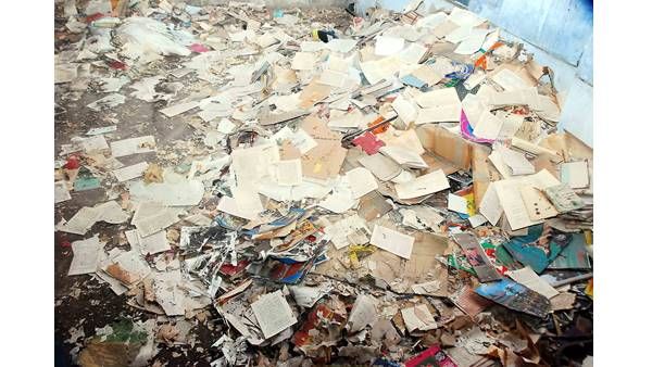 സ്കൂളിലെ പഴയ കെട്ടിടം പൊളിച്ചപ്പോൾ കിട്ടിയത് നിധികുംഭങ്ങളും;ആയിരത്തിഅഞ്ഞൂറോളം പുസ്തകങ്ങൾ ചിതലരിച്ചു നശിച്ചതായും കണ്ടെത്തി