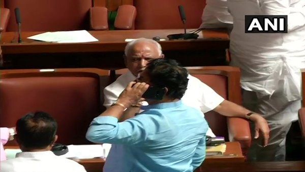 കർണാടക പ്രതിസന്ധി; പ്രതിഷേധവുമായി ബിജെപി എംഎൽഎമാർ, അന്തിയുറക്കം നിയമസഭയിൽ തന്നെ...