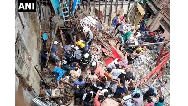 മുംബൈയില്‍ നാല് നില കെട്ടിടം തകര്‍ന്ന് 11 മരണം: നിരവധി പേര്‍ കുടുങ്ങിക്കിടക്കുന്നതായി സംശയം!!