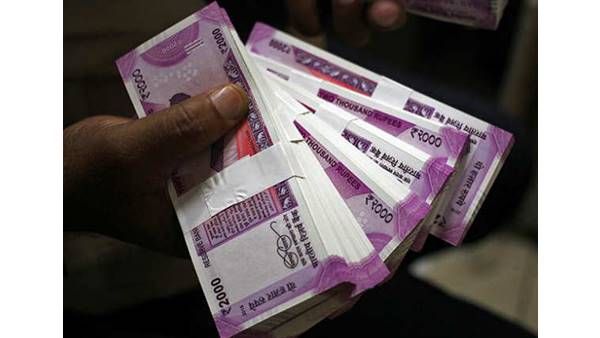 വിദ്യാര്‍ത്ഥിനിയുടെ ചികിത്സയ്ക്ക് പിരിച്ച പണം സ്‌കൂള്‍ അധികൃതര്‍ നല്‍കിയില്ലെന്ന്: അന്വേഷണം!!