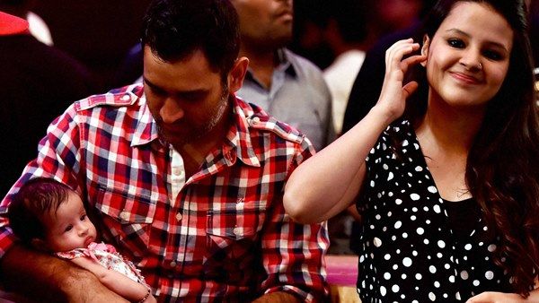 അമ്രപാലി വിവാദം: വീട് വാങ്ങിയവരുടെ പണം എത്തിയത് ധോണിക്കും ഭാര്യ സാക്ഷിക്കും ബന്ധമുള്ള കമ്പനികളിൽ!!