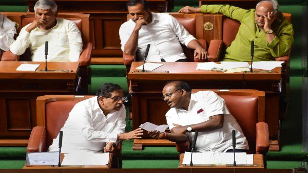 21 എംഎല്‍എമാര്‍ നിയമസഭയില്‍ എത്തിയില്ല, പ്രമേയം അവതരിപ്പിച്ചു, റെഡ്ഡി ചതിച്ചെന്ന് വിമതര്‍