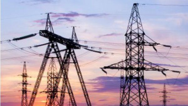 സ്കൂളിന് മുകളിൽ വൈദ്യുതി ലൈൻ പൊട്ടി വീണു;50 വിദ്യാർത്ഥികൾക്ക് ഷോക്കേറ്റു, ഒഴിവായത് വൻ ദുരന്തം