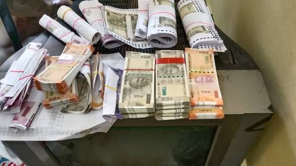 കോഴിക്കോട്ടും തിരുവനന്തപുരത്തും 20ലക്ഷത്തിന്റെ കള്ളനോട്ടുവേട്ട: പിടിയിലായത് അഞ്ചുപേർ!!