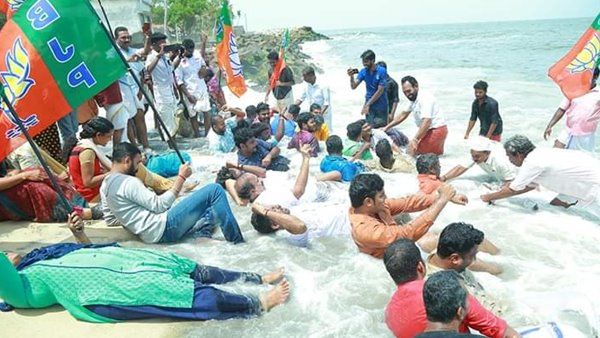 തീരദേശം കടലെടുക്കുന്നു... അധികൃതർ തിരിഞ്ഞു നോക്കുന്നില്ല, കടലിലിറങ്ങി തിരമാലകളില്‍ കിടന്ന് യുവമോർച്ചയുടെ കടലിൽ കിടപ്പ് സമരം!!