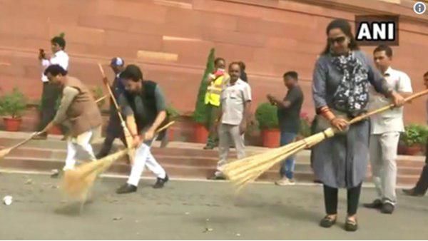 പാർലമെന്റ് മന്ദിരത്തിന് മുമ്പിൽ ചൂലുമായി ഹേമാമാലിനിയും അനുരാഗ് താക്കൂറും; ട്രോൾ മഴ