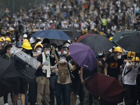 ഹോങ്കോങില്‍ പ്രക്ഷോഭകാരികളും പൊലീസും തമ്മിലുള്ള ഏറ്റുമുട്ടല്‍ തുടരുന്നു; സര്‍ക്കാര്‍ ഹെഡ്ക്വാര്‍ട്ടേഴ്‌സുകള്‍ പിടിച്ചെടുത്തു