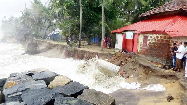 മഴയോടൊപ്പം ശക്തമായ കലാക്രമണം, നിരവധി വീടുകളില്‍ വെള്ളംകയറി, പൊന്നാനിയിലെ അഞ്ചു വീടുകള്‍ കടലെടുത്തു