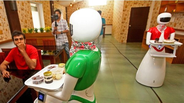 കണ്ണൂരില്‍ ഇനി ഭക്ഷണം വിളമ്പാനും റോബോട്ടുകള്‍: കൗതുകമുണർത്തി മണിയൻ പിള്ള രാജുവിന്റെ റെസ്റ്റോറന്റ്