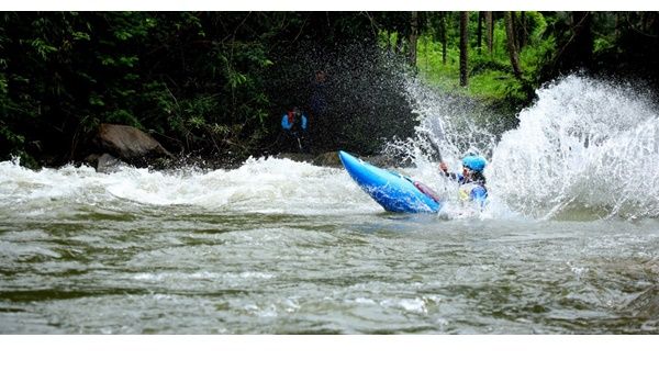 മത്സരാർഥികളുടെ പ്രിയ ഭൂമിയായി കോടഞ്ചേരി; അന്താരാഷ്ട്ര കയാക്കിങ് ചാമ്പ്യന്‍ഷിപ്പിന് തുടക്കം