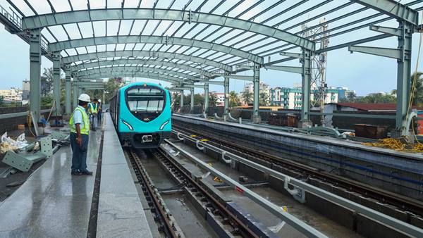 കൊച്ചി മെ​​ട്രൊ​​ സർവീസ്: മ​​ഹാ​​രാ​​ജാ​​സ്-​​തൈ​​ക്കൂ​​ടം പാ​​തയിൽ പരീക്ഷണയോട്ടം തുടങ്ങി!!