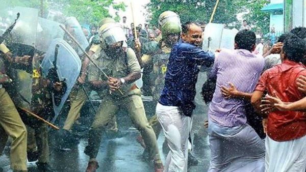 'സമരത്തിൽ പരിക്കേറ്റ സഖാക്കളുടെ പരിക്കിന്റെ അളവെടുക്കുന്നവർ ലാത്തിയുടെ തുമ്പു കണ്ടാൽ ഓടുന്നവർ'