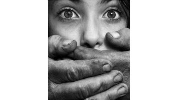 പ്രണയം നടിച്ച് ലൈംഗീക പീഡനത്തിനിരയാക്കി; നാട്ടുകാർ പിടികൂടി... യുവാവിനെ മൊട്ടയടിപ്പിച്ചു, പുരികം വടിച്ചു, സംഭവം മുക്കത്ത്!