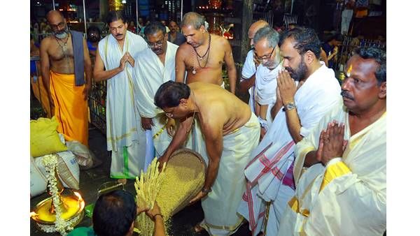ഗുരുവായൂര്‍ ക്ഷേത്രത്തിലെ പരിഷ്‌കാരത്തിന്റെ പട്ടികയില്‍ ഇനി പറചൊരിയലും: അറിയില്ലെന്ന് തന്ത്രി