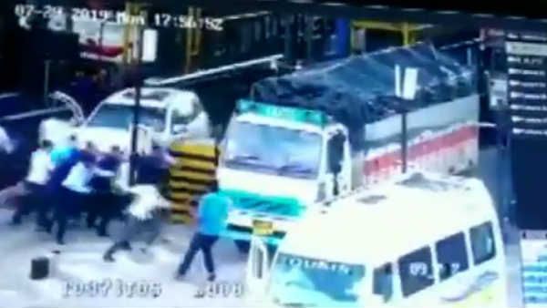 ബ്രേക്കിന് പകരം ആക്‌സിലേറ്റര്‍, ടോള്‍ പ്ലാസയിലേക്ക് കാര്‍ ഇരച്ചുകയറി, ഒടുവില്‍ സംഭവിച്ചത് ഇങ്ങനെ