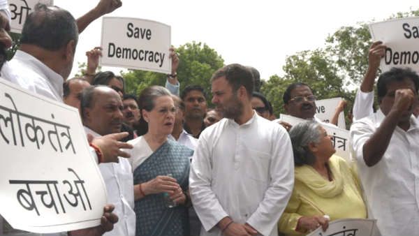 ഒടുവില്‍ സോണിയയും രാഹുലും ഇറങ്ങി; ദില്ലിയില്‍ പ്രതിഷേധം കനക്കുന്നു, സേവ് ഡെമോക്രസി!!